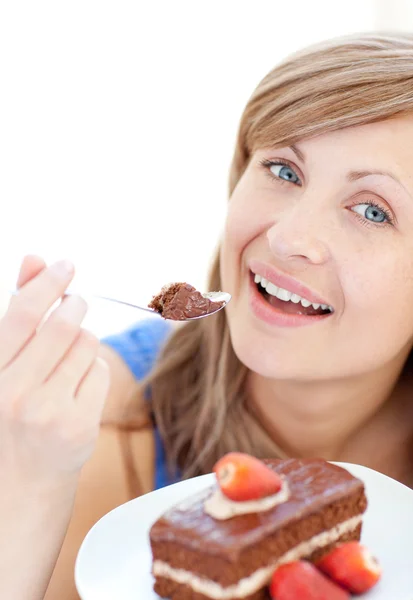 Hermosa mujer sosteniendo un pedazo de pastel de chocolate —  Fotos de Stock