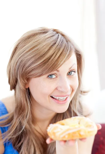 Donna attraente che tiene una pasticceria danese — Foto Stock