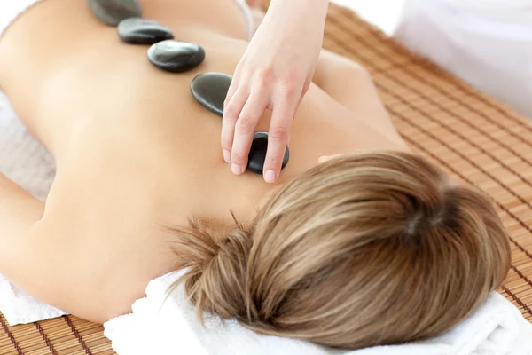 Mujer relajada que tiene una terapia de piedra — Foto de Stock