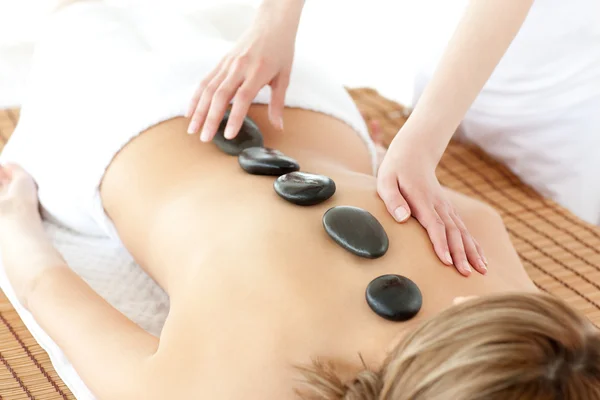 Mujer pacífica teniendo una terapia de piedra — Foto de Stock