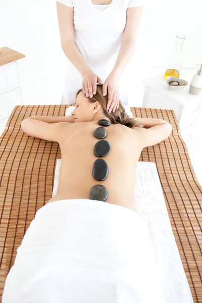 Helle Frau mit einer Massage — Stockfoto