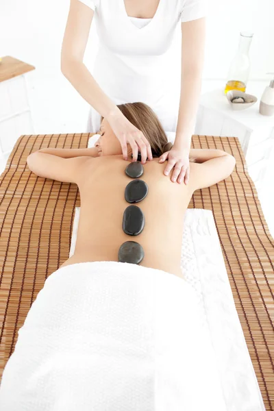 Mulher encantada fazendo uma massagem — Fotografia de Stock