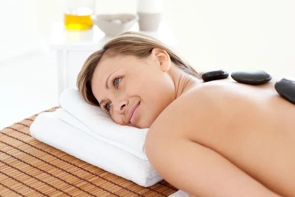 Ładny kobieta relaksujący na stół do masażu — Zdjęcie stockowe