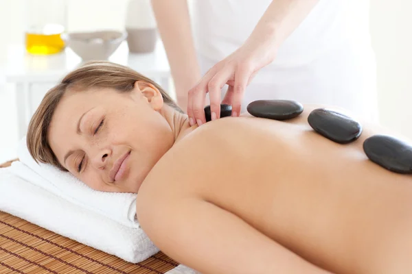 Mulher brilhante relaxante em uma mesa de massagem — Fotografia de Stock