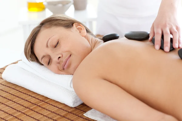 Mulher branca relaxante em uma mesa de massagem — Fotografia de Stock