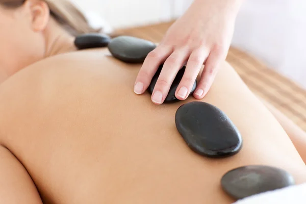 Närbild av en kvinna som är avkopplande på en massagebänk — Stockfoto