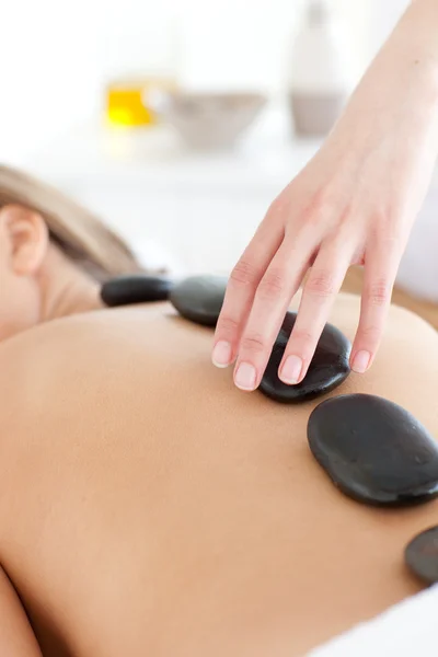 Close-up de uma mulher caucasiana relaxante em uma mesa de massagem — Fotografia de Stock