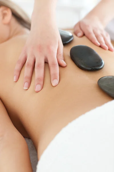 Zbliżenie kobiety przyjemność relaks na stole do masażu — Zdjęcie stockowe