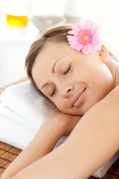 Retrato de uma mulher encantada relaxando em uma mesa de massagem — Fotografia de Stock