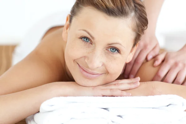 Encantadora mujer disfrutando de un masaje de espalda — Foto de Stock