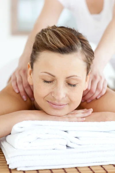 Mujer radiante disfrutando de un masaje de espalda —  Fotos de Stock