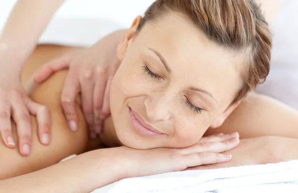 Mulher encantadora desfrutando de uma massagem nas costas — Fotografia de Stock