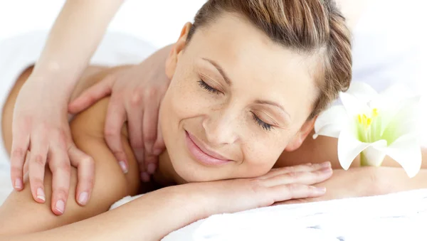 Jovem mulher desfrutando de uma massagem nas costas — Fotografia de Stock