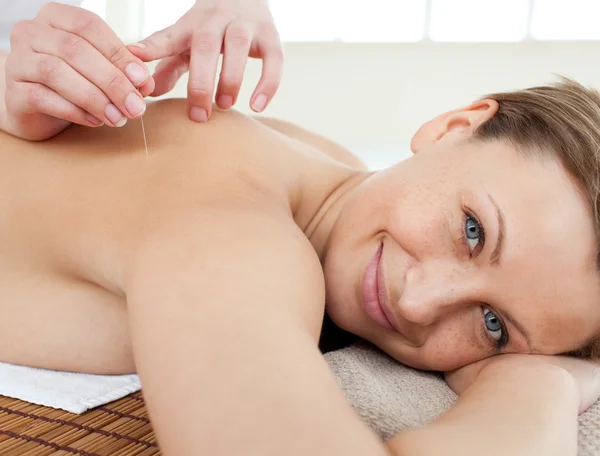 Porträt einer fröhlichen Frau in der Akupunkturtherapie — Stockfoto