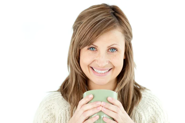 Улыбающаяся женщина держит чашку кофе — стоковое фото