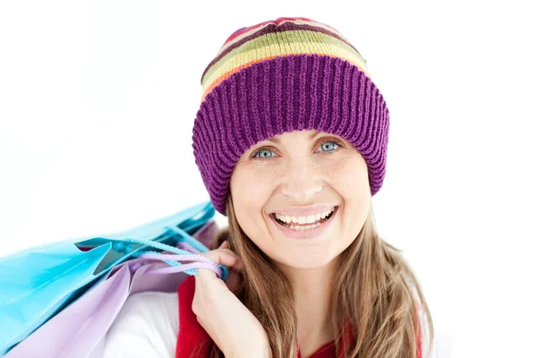 Mujer sonriente sosteniendo bolsas de compras — Foto de Stock