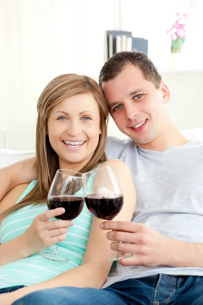 Porträt eines glücklichen jungen Paares, das Rotwein trinkt — Stockfoto