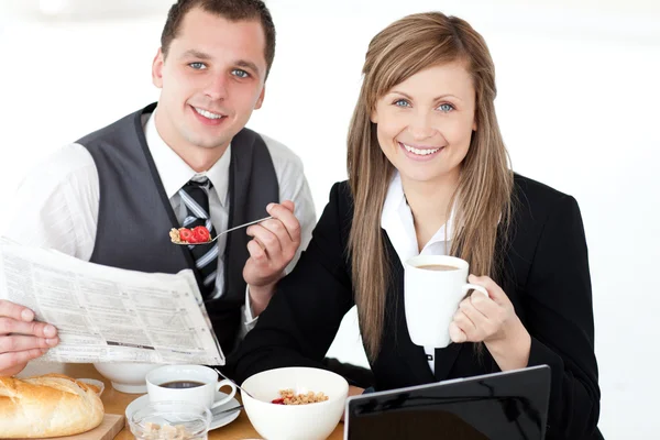 Young couple of business reading a newspaper while having — Stock Photo, Image