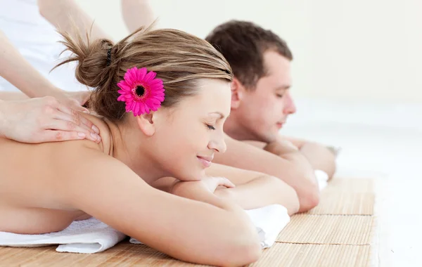 Relajada joven pareja recibiendo un masaje de espalda —  Fotos de Stock