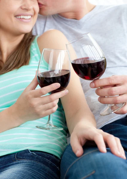 Close-up de um jovem casal bebendo vinho tinto — Fotografia de Stock