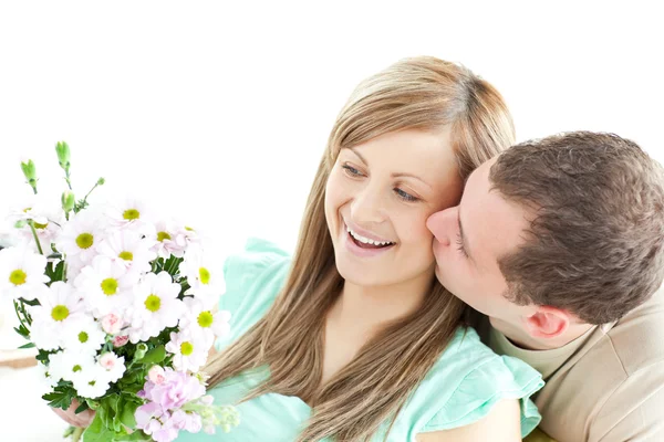 Enamored man giving a bouquet to his girlfriend — Stock Photo, Image