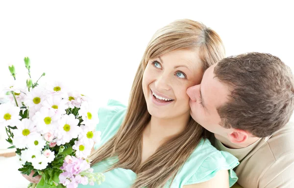 Uomo premuroso che dà un bouquet alla sua ragazza — Foto Stock