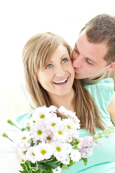 彼のガール フレンドに花の束を与える親切な男 — ストック写真