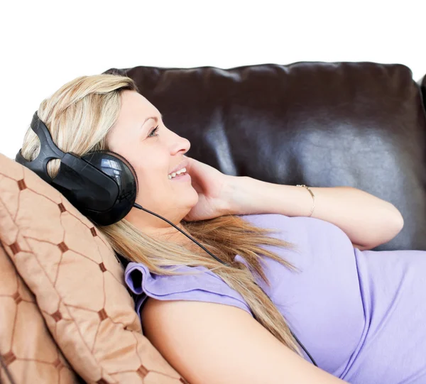 Mulher relaxada usando fones de ouvido — Fotografia de Stock