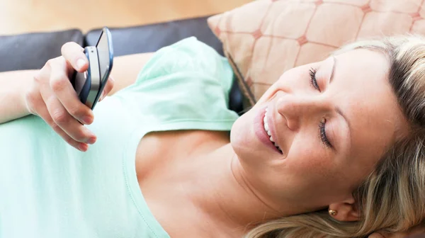 Donna sorridente utilizzando un telefono — Foto Stock