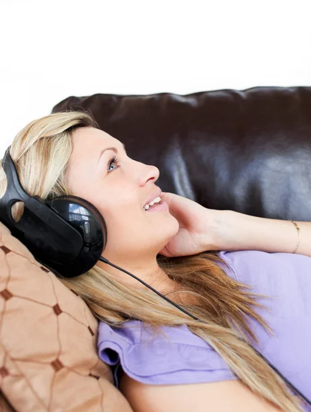 Roztomilá žena pomocí sluchátek — Stock fotografie