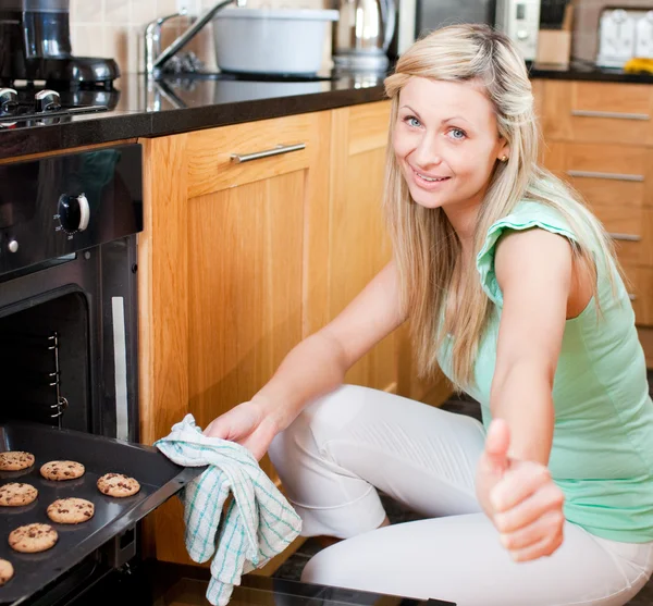 Мила домогосподарка готує печиво — стокове фото