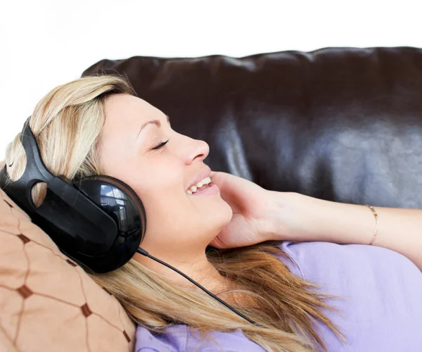 Femme souriante utilisant des écouteurs — Photo