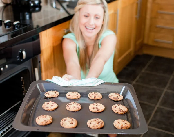 Uśmiechający się gospodyni przygotowanie ciasteczek — Zdjęcie stockowe