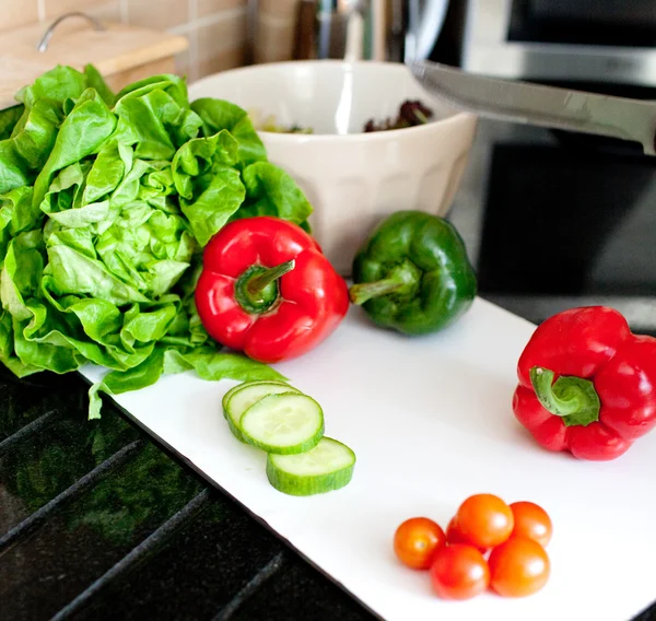 Närbild av grönsaker på ett bord — Stockfoto