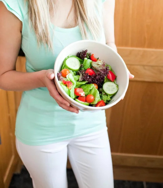 Mulher bonita mostrando uma salada — Fotografia de Stock