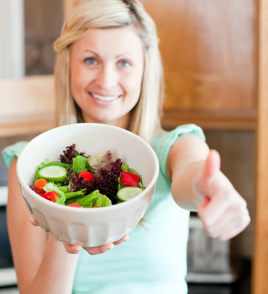 Mulher positiva mostrando uma salada — Fotografia de Stock