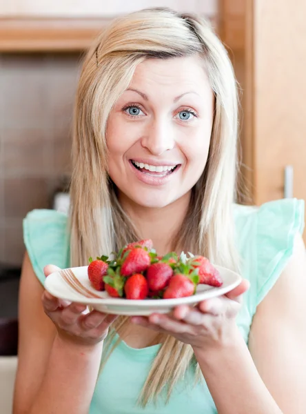 Mulher alegre mostrando frutos — Fotografia de Stock