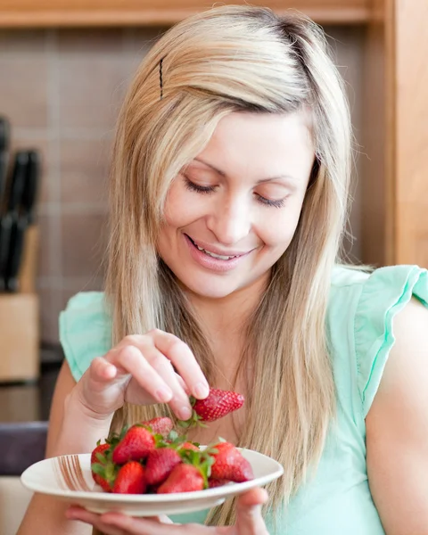Mulher positiva comendo frutas — Fotografia de Stock