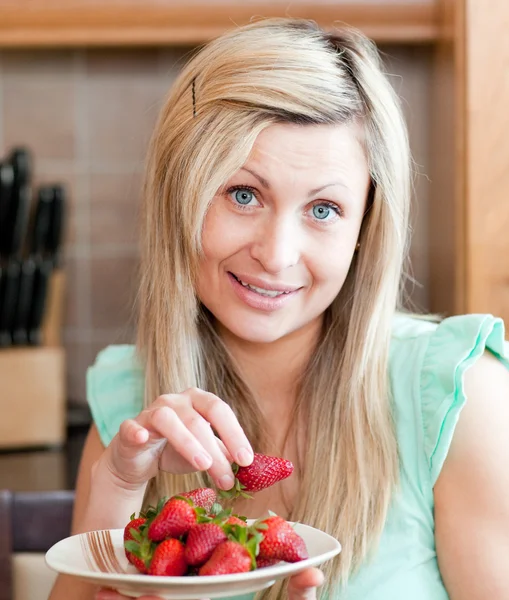 Leuke vrouw eten vruchten — Stockfoto