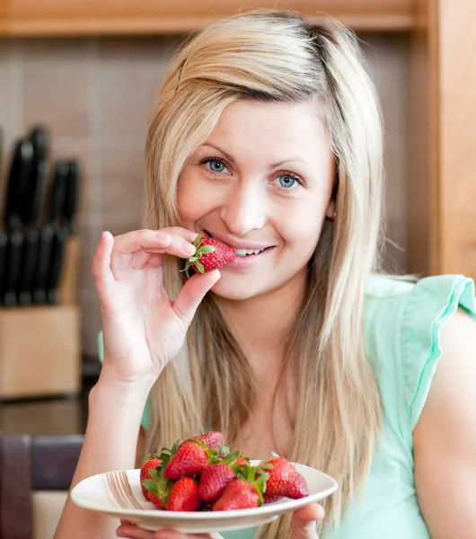 Mujer encantada comiendo frutas —  Fotos de Stock