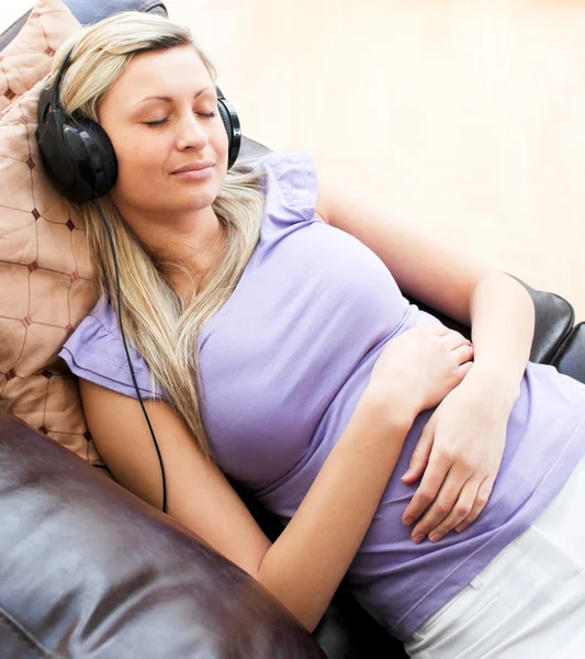 Sovande kvinnan använda hörlurar — Stockfoto