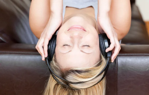 Spokojna kobieta przy użyciu słuchawek — Zdjęcie stockowe