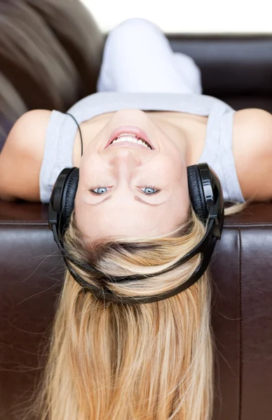 Mulher atraente usando fones de ouvido — Fotografia de Stock
