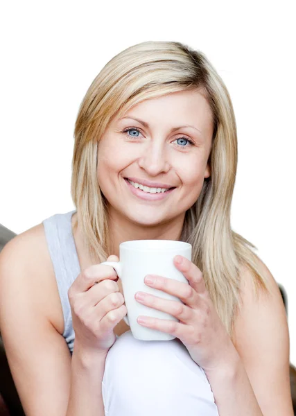 Mulher bonita segurando uma xícara de café — Fotografia de Stock