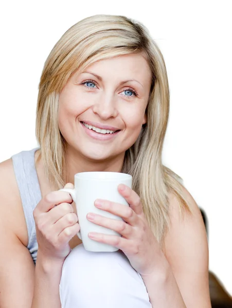 Donna attraente che tiene una tazza di caffè — Foto Stock