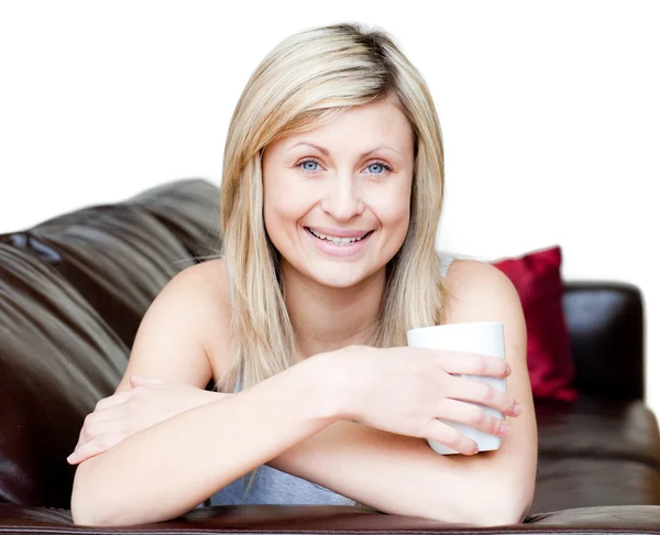 コーヒーのカップを保持している陽気な女性 — ストック写真