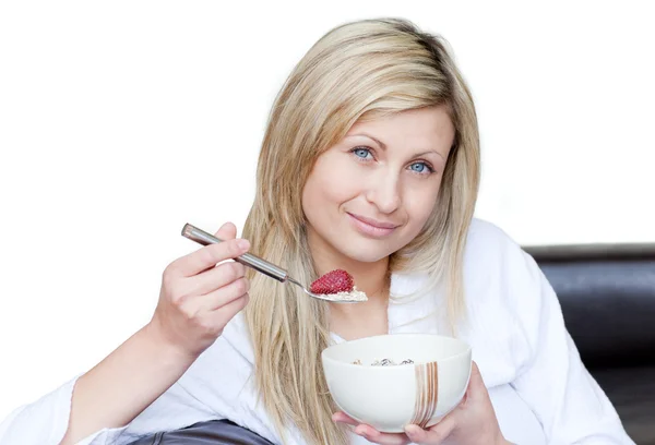 Atraktivní žena s snídaně — Stock fotografie