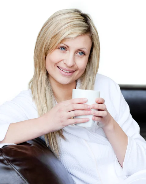 Mulher animada segurando uma xícara de café — Fotografia de Stock