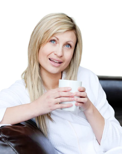Uśmiechnięta kobieta trzymająca filiżankę kawy — Zdjęcie stockowe