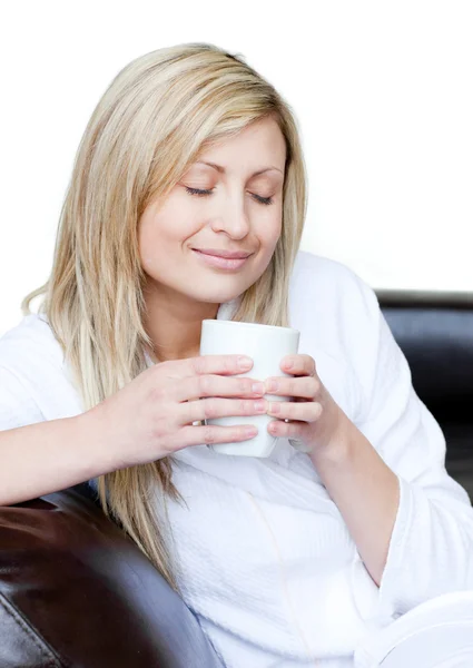 Sevimli kadın kahve holding — Stok fotoğraf